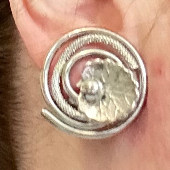 2/$20 Silver Tone Earrings Cala Lilly Clip On’s Metal Swirl Style Vintage - Picture 11 of 11